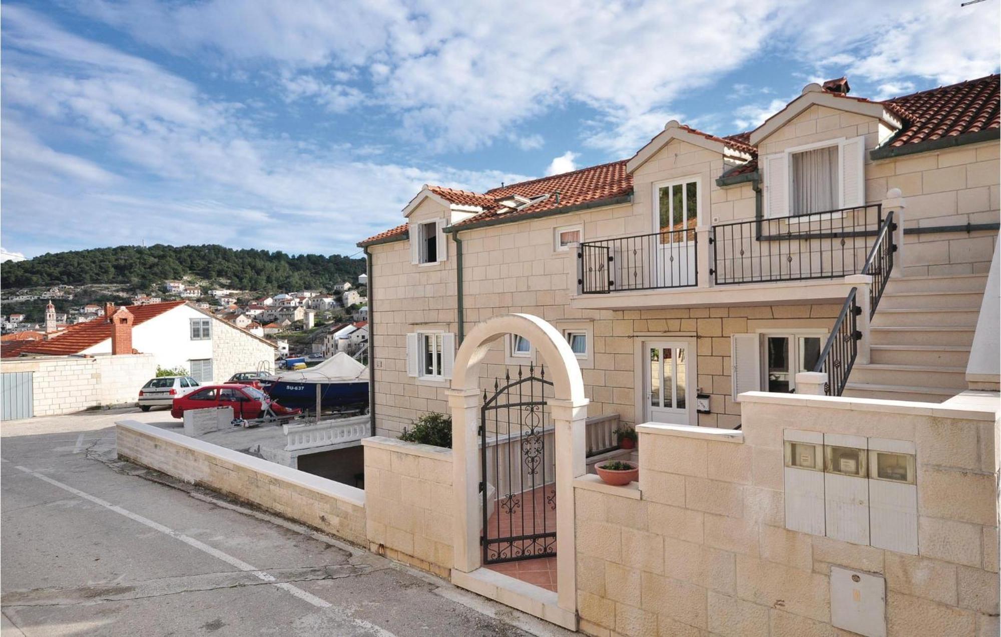 3 Bedroom Awesome In Appartement Pucisca